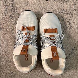 On cloud inspired tennis shoe